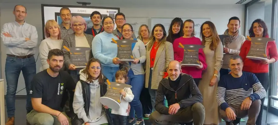 Green School Navarra recogiendo el premio en El Ayuntamiento del Valle de Egüés ha dado a conocer los establecimientos ganadores del 9º Concurso de escaparates de Navidad
