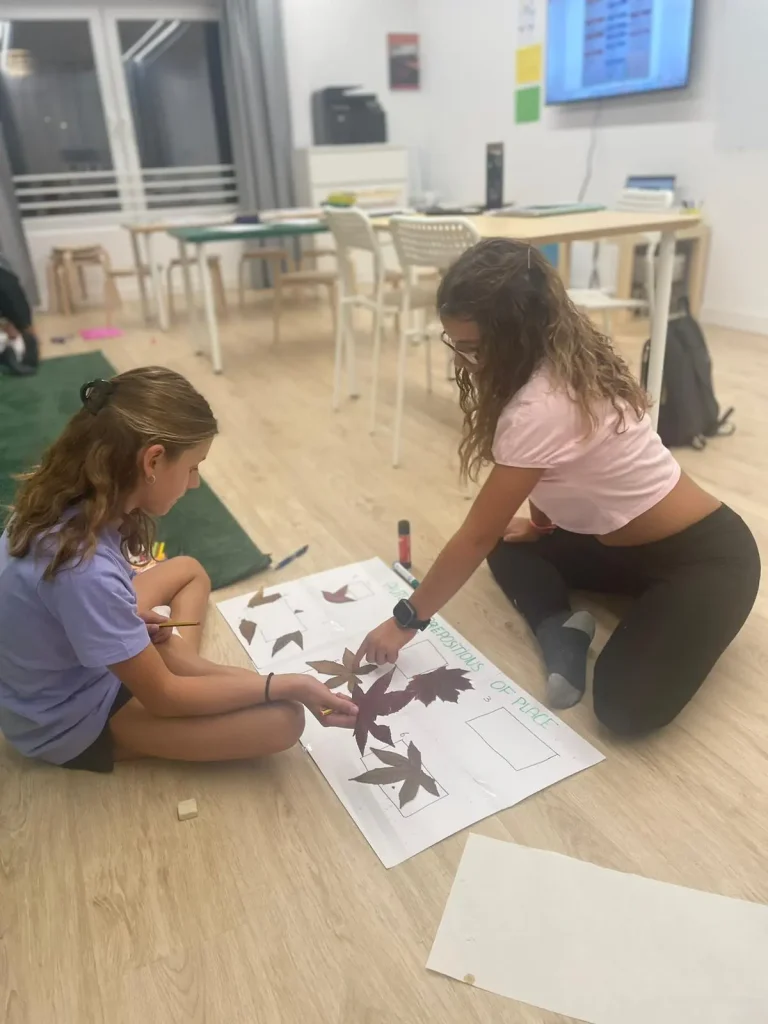Alumnos aprendiendo inglés con juegos de la naturaleza