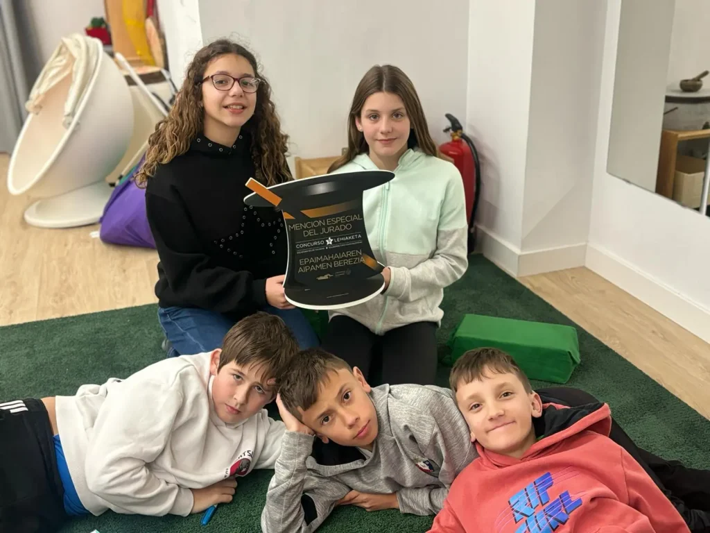 Alumnos con el premio de escaparate de navidades ganado por la academia de inglés