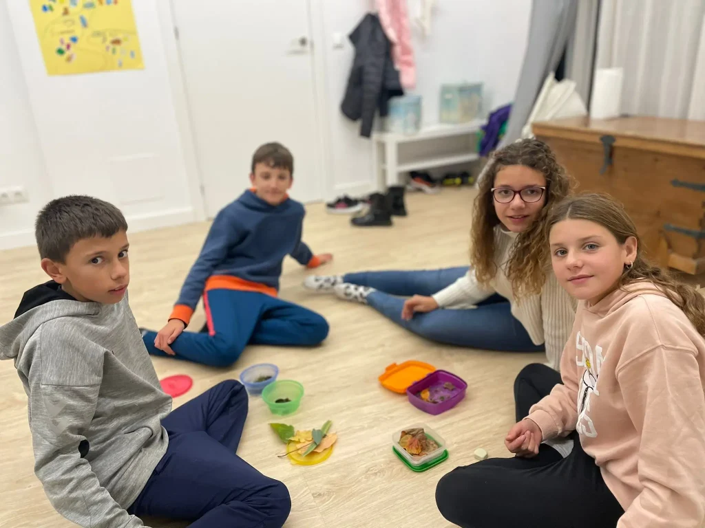 Alumnos y alumnas aprendiendo inglés mientras juegan con la naturaleza