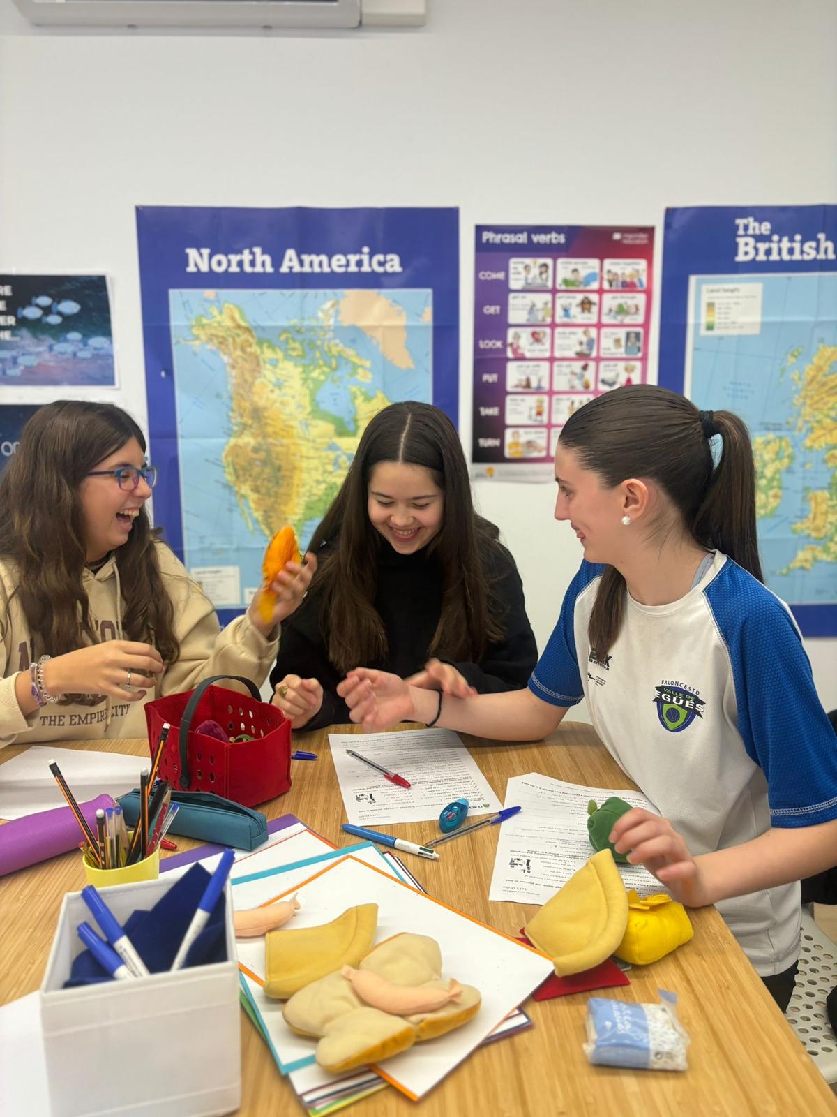 Alumnos preparando clases de INGLÉS para el B2 en nuestra academia