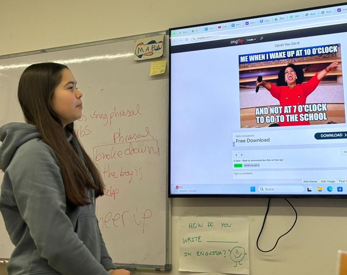 alumna trabajando en la academia de inglés el examen de B2