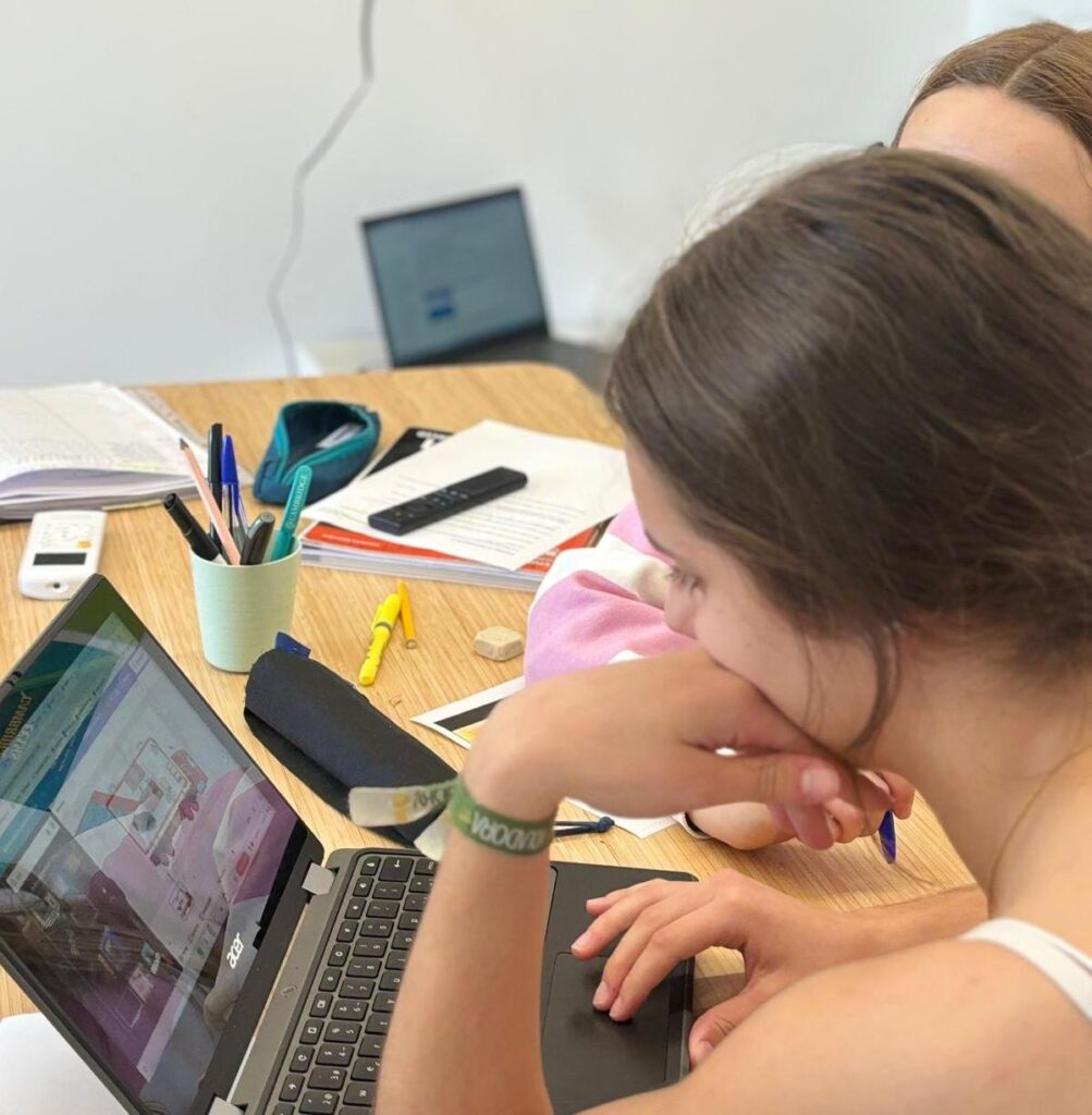 alumnas dando clases de Clases inglés EBAU en nuestra academia de Sarriguren Pamplona
